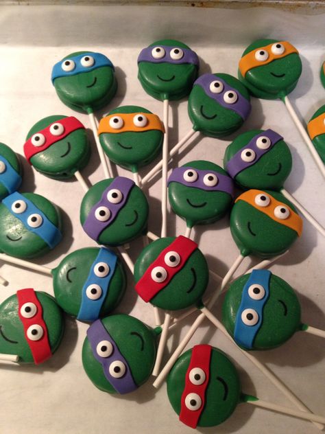 TMNT chocolate covered oreos! Diy Ninja Turtles Birthday Party Ideas, Ninja Turtle Treats, Tmnt Cake Ideas, Tmnt Treats, Tmnt Party Food, Ninja Turtle Cake Pops, Tmnt Birthday Party Ideas, Ninja Turtle Birthday Cake, Ninja Turtle Theme