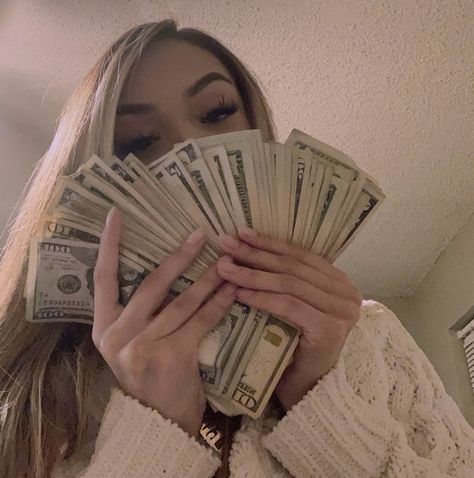 Money Aesthetic Baddie, Money Poses For Women, Girl With Money Pfp, Girl With Money Aesthetic, Money Spread Girl, Poses With Money, Holding Money Pose, Suger Daddys Money Aesthetic, Baddie With Money