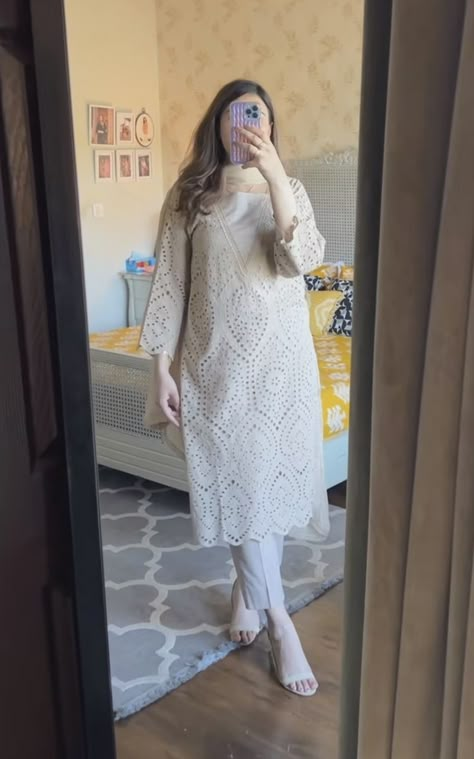 Women Pakistani Dress, Chikankari Pakistani Suit, Chicken Kari Kurti Designs, Pakistani Designs Suits, Dress Pakistani Style Simple, Pakistani Chikankari Suits, Chicken Kari Suits Pakistani, Fancy Dress Designs Pakistani, Cotton Kameez Designs