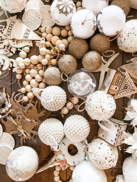 Neutral White Christmas Tree, White And Brown Ornaments Christmas Tree, Boho Christmas Tree Bohemian Ornaments, Nordic Christmas Decorations Tree, Wood Theme Christmas Tree, Small Boho Christmas Tree, Boho Cristhmas Tree, Christmas Tree Ideas Beige, Green Boho Christmas Tree