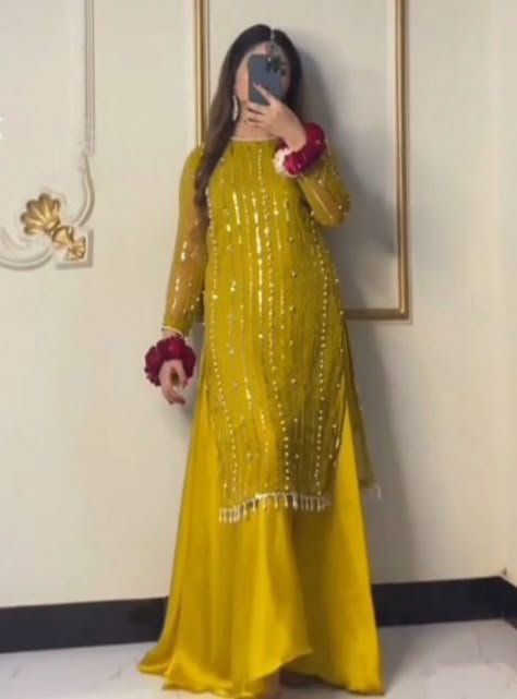 Party Wear Mehndi Dresses, Haldi Dress Ideas Pakistani, Mehndi Dress For Sister Wedding, Mehendi Dresses Pakistani, Dholki Dress Ideas, Sister Wedding Dress Pakistani, Pakistani Dholki Outfit, Mehndi Dress Designs Simple, Simple Garara Dress