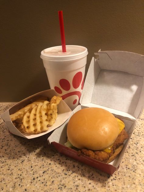 Spicy Chicken Sandwich Chick Fil A, Chic Fil A Chicken Sandwich, Usa Food Snacks, Chic Fil A Aesthetic, Chicken Sandwich Chick Fil A, Chickfila Sandwich, Chick Fil A Aesthetic, Chick Fil A Chicken Sandwich, Fast Food Orders