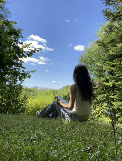 Forest Girl, Folklore Evermore, Quiet Life, Spring Aesthetic, Girl Reading, Foto Ideas Instagram, Spring Vibes, Summer Dream, Nature Girl