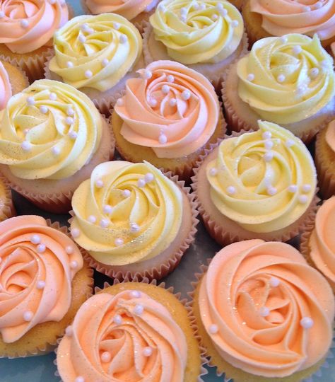 Orange Sweet 16, Peach Yellow Wedding, Yellow Sweet 16, 50th Cake Ideas, Wedding Cupcakes Ideas, Cupcakes To Go, Pearl Cupcakes, Simple Cupcakes, Peach Cupcakes