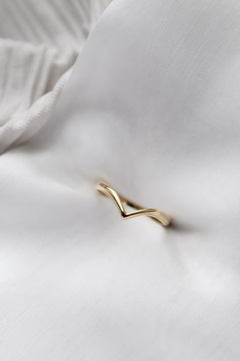 Wishbone Ring Wedding, Gold Wishbone Ring, Pmj Jewellery, Wishbone Wedding Band, Organic Wedding Ring, Rings 2023, Sleek Jewelry, Ring For Boyfriend, Gold Earrings For Kids