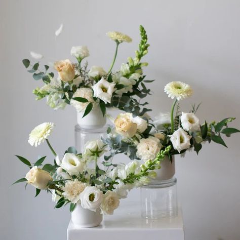 Events A La Carte – May Flowers Small Vase Floral Arrangements, Small Table Flowers, Sophisticated Wedding Flowers, Small Arrangements Flowers, Small Vase Arrangements, Small Table Flower Arrangements, Small Table Arrangements, Art Flower Wallpaper, Flower Bar Ideas