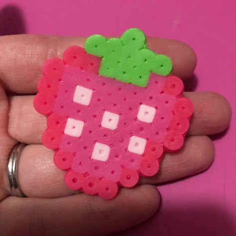 Pixel Art Ideas Waffle Perler Beads, Kawaii Pearl Beads, Matching Pearler Beads, Cutecore Perler Bead, Perler Bead Pins, Easy Hama Bead Designs, Strawberry Perler Bead Pattern, Small Pearler Beads Patterns, Peeler Beads Cute