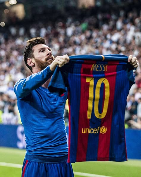 @433 on Instagram: “@leomessi at Bernabéu: a new chapter awaits 👀🔜” Messi 2017, Messi Birthday, Young Messi, American Football Quotes, Messi Shirt, Messi Pictures, Inspirational Soccer Quotes, Cr7 Vs Messi, Messi Goat