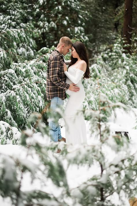 Christmas Maternity Pictures Outfits, Family Of 4 Maternity Pictures Winter, Winter Maternity Photos Outdoor, Snow Maternity Photos, Maternity Christmas Pictures, Winter Pregnancy Photoshoot, Winter Maternity Pictures, Winter Maternity Shoot, Maternity Photography Winter