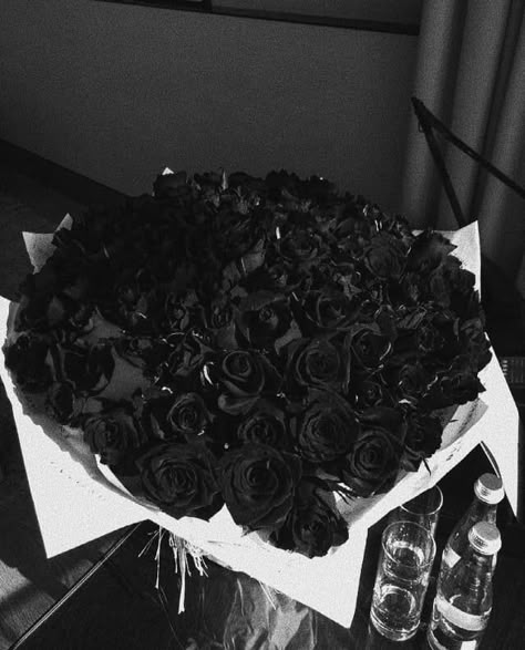 Black Flowers Bouquet, Black Rose Bouquet, Dark Wedding Theme, Black Bouquet, Black Rose Flower, Luxury Flower Bouquets, Image Swag, Dark Wedding, Rosé Aesthetic