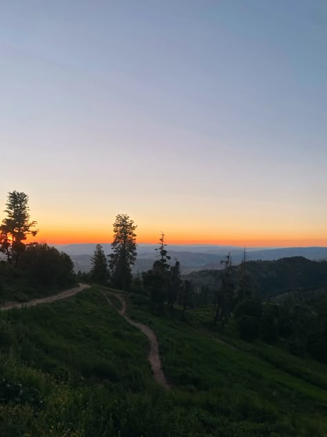 Boise Idaho Sunset #boiseidaho #mountains #sunset #mountainsunset #hiking #idaho #idahohikes Boise Idaho Aesthetic, Hiking Idaho, Idaho Aesthetic, Idaho Summer, I Lack Nothing, David Rodriguez, Idaho City, Sunflower Girl, University Of Idaho