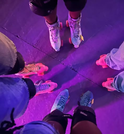 4 best friends pink and blue matching skates in skating rink with purple led lights Skating With Friends Aesthetic, Roller Skating With Friends, Purple Friends Aesthetic, People Roller Skating, Roller Skating Rink Aesthetic, Skating Rink Aesthetic, Roller Rink Aesthetic, Roller Rink Birthday, Skating With Friends