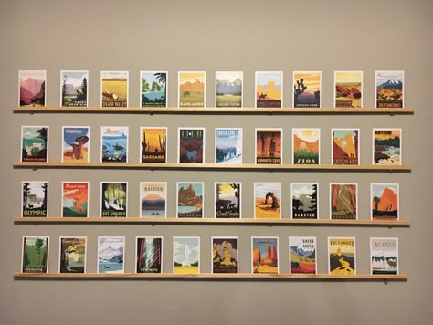 Post Cards Wall Decor, Post Card Display Wall Art Ideas, Postcard Bedroom Decor, Vintage Postcard Display Ideas, Postcard Exhibition Display, National Park Display Ideas, Travel Poster Wall Display, Post Card Display Wall, Post Card Display Ideas