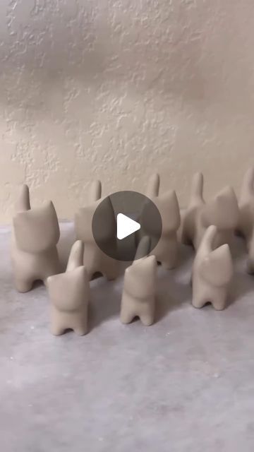 Pottery Cute Animals, Clay Cats Sculpture, How To Make A Clay Cat, Pottery Cats Ideas, Ceramic Cats Pottery, Cat Pottery Ideas, Clay Animals Tutorial, Cat With Clay, Ceramic Cats Sculpture