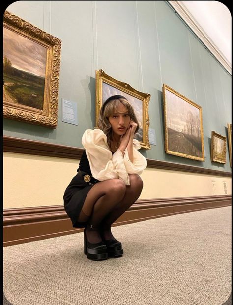 Art Gallery Photoshoot Aesthetic, Poses For Art Gallery, Photos In Museum Aesthetic, Museum Aesthetic Poses, Art Gallery Style Fashion, Museum Fits Winter, Museum Photoshoot Aesthetic, Businnes Woman Aesthetic, Art Exhibition Outfit Ideas Winter