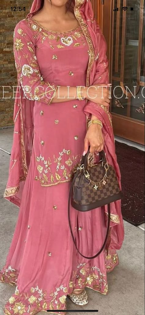 Embroidery Suits Punjabi Party Wear, Printed Frocks For Women, Frock Suit Ideas, Punjabi Wedding Suit, Punjabi Dress Design, Frocks For Women, Designer Suits For Wedding, Suits For Women Indian, Frock Suit