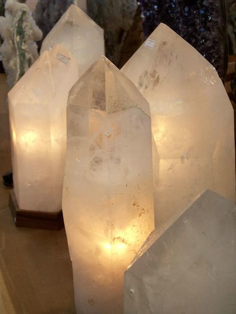 Quartz Lamp, Healing Room, Crystal Aesthetic, Massage Room, Rooms Ideas, Meditation Space, Crystal Lamp, Boho Interior, Meditation Room