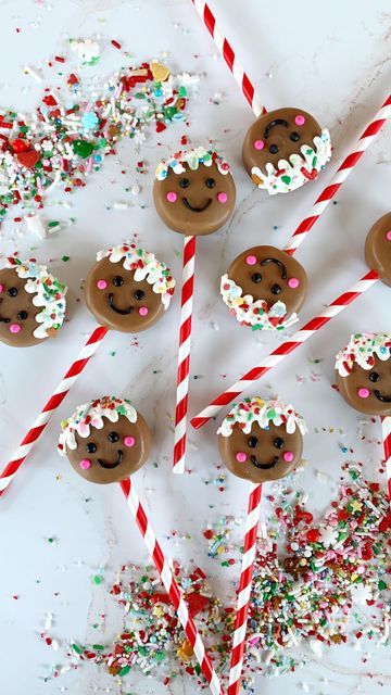 Winter Cake Pop Ideas, Cute Cakepops Ideas, Gingerbread Man Cake Pops, Elf On The Shelf Cake Pops, Christmas Dipped Treats, Gingerbread Cake Pops, Oreo Puck, Treat Maker Ideas, Christmas Marshmallow Pops