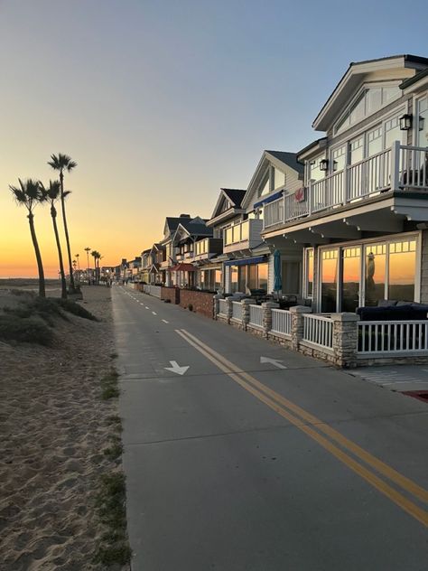 Newport California, Los Angeles Aesthetic, Cali Life, Dream Beach Houses, Perfect Selfie, Dream Beach, California Dreaming, Long Walks, By The Beach