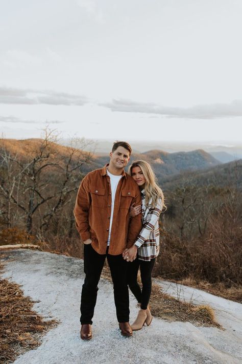 Couple Fall Photoshoot, Fall Couple Pictures, Fall Photoshoot Ideas, Portret Feminin, Fall Couple Photos, Fall Photo Shoot Outfits, Fall Couple, Engagement Picture Outfits, Fall Engagement Pictures