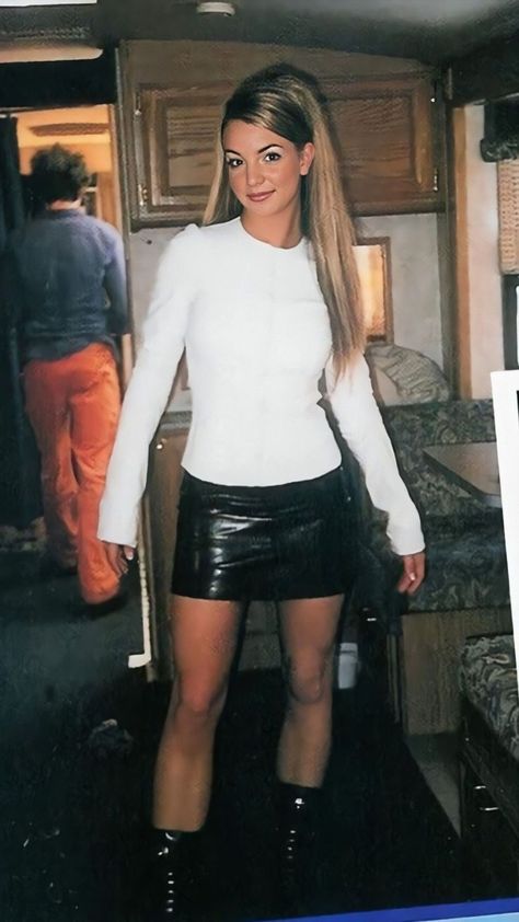 young britney spears rocking this outfit Britney Spears Costume, Britney Spears 2000s, Britney Spears 2000, Britney Spears Outfits, Britney Spears Pictures, 2000s Outfit, I Did It Again, Outfits 2000s, 2000s Outfits