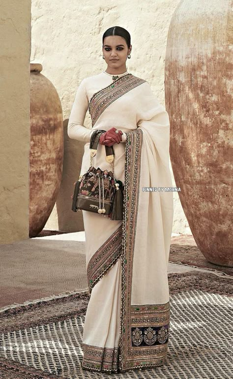 Sabyasachi Ivory Saree, Sabyasachi Saree Look, Sabyasachi White Saree, Sabyasachi Sarees Brides, Sabyasachi Sarees Classy, Sabyasachi Outfits, Sabyasachi Suits, Sabyasachi Dresses, Sabyasachi Saree