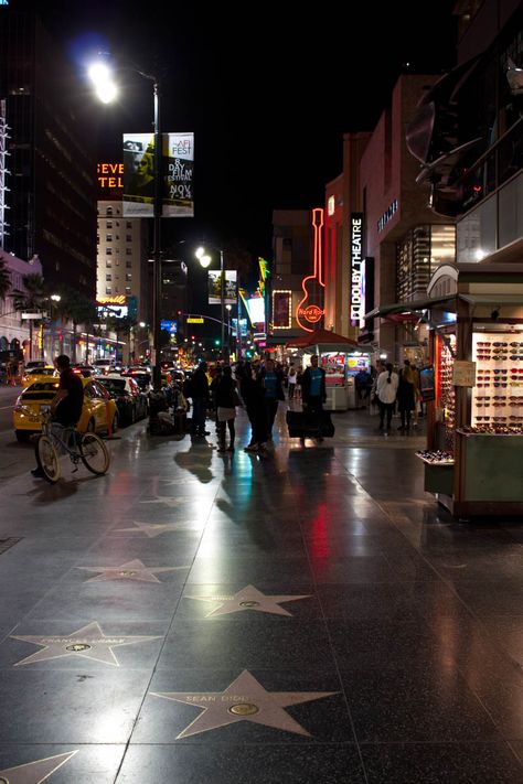 Hollywood Blvd by night! #Hollywood #LosAngeles Hollywood Blvd Aesthetic, Hollywood Boulevard Aesthetic, Hollywood Sign At Night, Hollywood At Night, 90s Hollywood, Hollywood Street, La Summer, Los Angeles Aesthetic, Hollywood Night