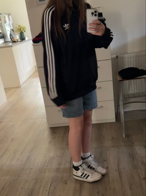 Jorts Outfit, Looks Adidas, 2024 Board, Outfit Denim, Look Adidas, Diy Vetement, Estilo Hippie, Tomboy Style Outfits, Lazy Outfits