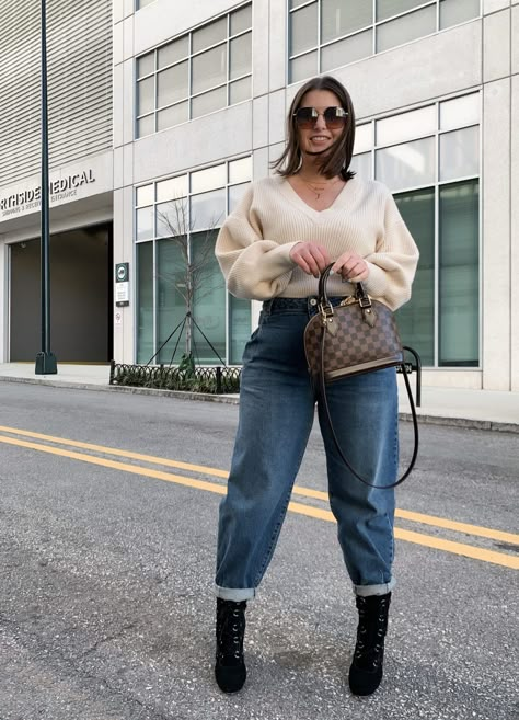 HOW TO DECIDE IF A TREND IS WORTH INVESTING IN | DENIM TREND: HIGH WAIST SLOUCHY JEANS WITH TAPERED ANKLES • Julia Marie B Winter Mode Outfits, Midsize Outfits, Slouchy Jeans, Mid Size Fashion, Midsize Fashion, Denim Trends, Plus Size Kleidung, Mid Size, Mode Inspo