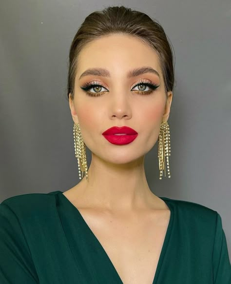 Makeup 😍 Outfit Posada, Outfit Graduacion, Green Dress Makeup, Hair Bump, All Makeup Products, Catwalk Makeup, Red Lipstick Looks, Bump Hairstyles, Lipstick Looks