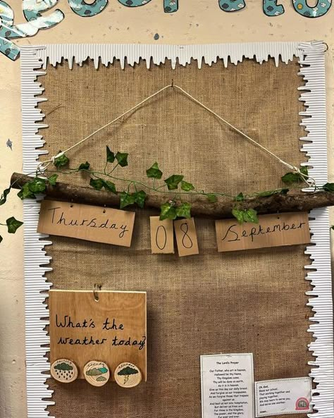 Reggio Calendar Ideas, Season Board Preschool, Sensory Display Boards, Regio Classroom Decor, Nature Based Classroom Reggio Emilia, Natural Classroom Ideas, Nature Preschool Classroom, Waldorf Classroom Decor, Biophilic Classroom