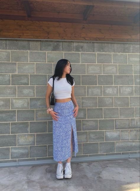 Chuck Shoes Outfits, Long Skirt With High Top Converse, Long Dress With Converse Outfit, Style Inspo Aesthetic Summer, How To Dress Platform Converse, Summer Outfits With Skirts Casual, Converse Long Skirt Outfit, Long Skirt With Converse Outfits, Converse Outfit With Dress