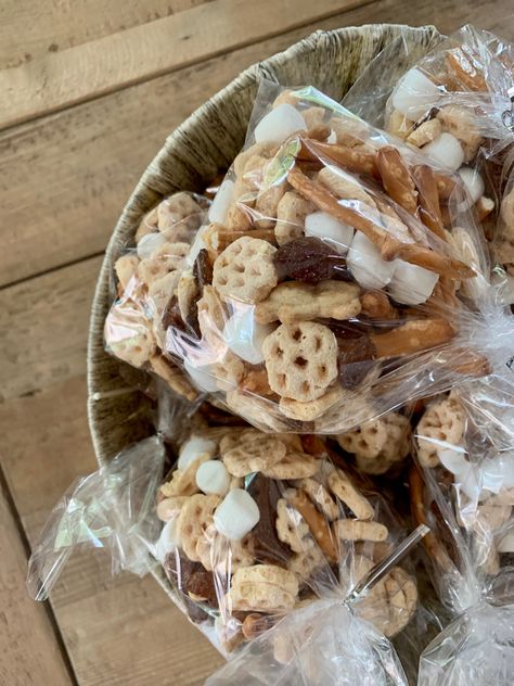 Bear-y first birthday trail mix with Honeycomb cereal, mini marshmallows, raisins, pretzels, teddy grahams. First Birthday Neutral, Baby Bear Birthday Party, Teddy Bear First Birthday, Honeycomb Cereal, Teddy Bear Picnic Birthday Party, Teddy Bear Baby Shower Theme, Teddy Bear Birthday Party, Bear Ideas, Baby Shower Sweets