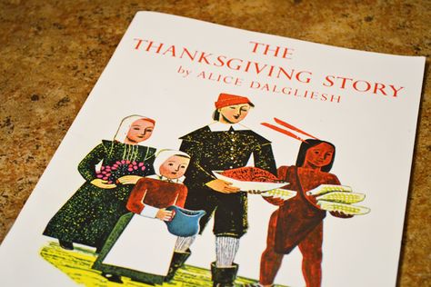 Simple Thanksgiving Traditions (That Don’t Cost a Thing!) Thanksgiving Picture Books, Thanksgiving Story, Thanksgiving History, Thanksgiving Stories, Thanksgiving Books, Thanksgiving Pictures, Homeschool Books, First Thanksgiving, Thanksgiving Traditions