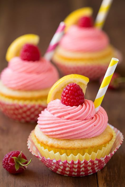 Raspberry Lemonade Cupcakes Summer Themed Cupcakes, Raspberry Lemonade Cupcakes, Cupcake Receptek, Raspberry Buttercream Frosting, Delicious Cupcakes Recipes, Lemonade Cupcakes, Summer Cupcakes, Cake Mini, Lemon Cupcakes