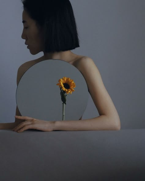 Wow Photo, Mirror Photography, Flower Photoshoot, Concept Photography, Reflection Photography, Photographie Portrait Inspiration, Self Portrait Photography, Creative Portrait Photography, Conceptual Photography