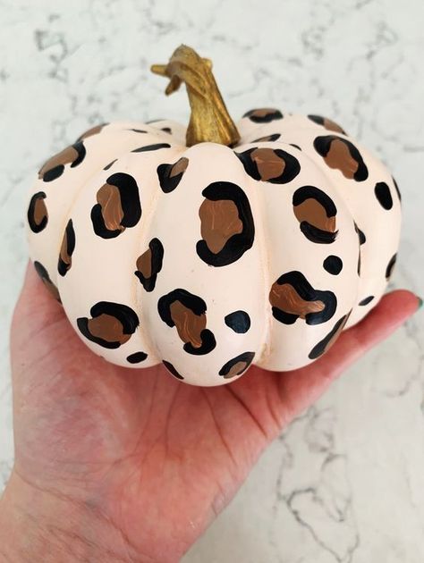 Pumpkin Painting Ideas Cheetah Print, Brown Pumpkin Painting Ideas, Pumpkin Painting Cheetah Print, Cute Ways To Paint Pumpkins, Cheetah Print Pumpkin Painting, What To Paint On My Pumpkin, Easy Pumpkin Painting Ideas Aesthetic, Painting Pumkin Ideas Diy Easy, Shawty A Little Batty Pumpkin