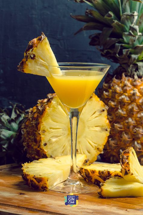 Pineapple Martini, Coconut Rum Drinks, Hawaiian Drinks, Pineapple Detox, Host Party, Hawaiian Cocktails, Weight Drinks, Pineapple Water, Easy Cocktail Recipes