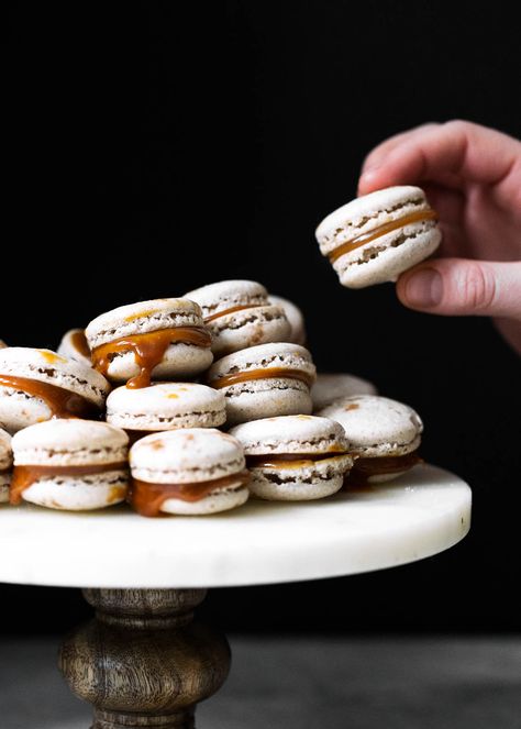 Salted Caramel Macarons, Salted Caramel Filling, Caramel Macarons, Broma Bakery, Caramel Filling, Macaron Flavors, Yummy Desserts Easy, Macaron Recipe, Chai Spice