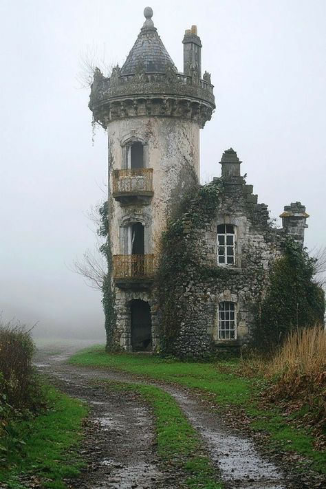 Abandoned House Photography, Cottage Core Castle, Abandoned House Aesthetic, Tiny Glade, Small Castles, Bangunan Minecraft, In The Middle Of Nowhere, Abandoned House, Middle Of Nowhere