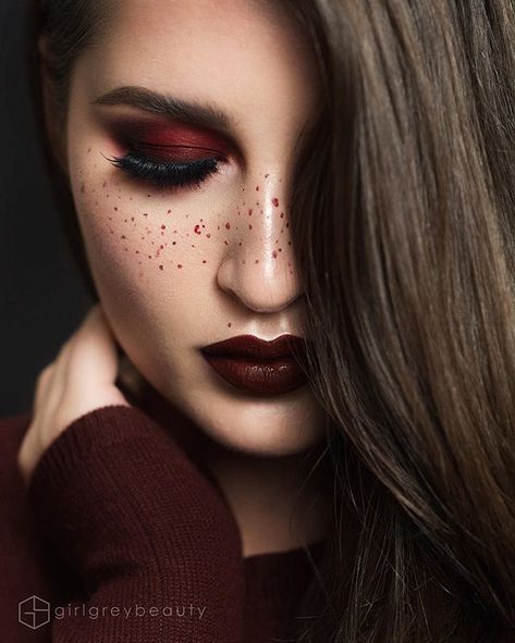 Pro tip* Match your freckles to your lipstick  Monochrome Oxblood Details | Highlight  @anastasiabeverlyhills 'That Glow' #GlowKit. Lips, freckles, eyeshadow base: @smashboxcosmetics #LiquidLipstick in 'Miss Guided.  Eyeshadow: @sugarpill 'Love +' and the @sauceboxcosmetics Étude Palette.  Lashes: @shopvioletvoss 'Eye Donut Care'. Blush: the new @nyxcosmetics Sweet Cheeks blush palette. Makeup Verde, Winter Make-up, Burgundy Makeup Look, Fall Eyeshadow Looks, Thanksgiving Makeup, Burgundy Makeup, Fall Eyeshadow, Classy Hair, Fall Eye Makeup