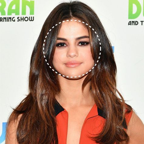 "If you want to wear a center part, the way to make it work for a round face is to have hair a few inches past your shoulders with layers that hit at the jaw," says hairstylist and Los Angeles salon owner Chris McMillan. "Ask your stylist to cut in a bit on the sides to create subtle angles," as Selena Gomez has. Prevent short layers from frizzing, which can add bulk around your face, by smoothing on a serum like the Pureology Smooth Perfection Smoothing S #hairstraight Hair For Round Face Shape, Haircut Design, Haircut For Face Shape, Circle Face, Beyonce Hair, Chic Haircut, Dunner Wordend Haar, Makeup Tip, Face Shape Hairstyles