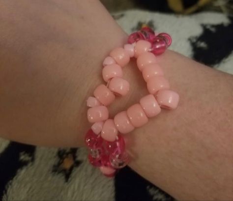 Kandi Bead Ideas, Cool Kandi Ideas, Cute Kandi Bracelets, Cool Kandi Cuff Ideas, Heart Kandi Tutorial, Kandi Strawberry, Kandi Ring, How To Make A Kandi Star Cuff, Kandi Ideas Cuffs