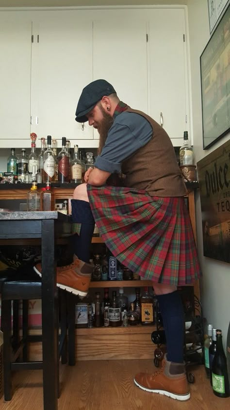 Highland Fashion, Kilt Men Fashion, Kilted Men, Kilt Men, Skirts For Men, Wedding Guest Outfit Inspiration, Outlander Knitting, Fluid Fashion, Kilt Outfits