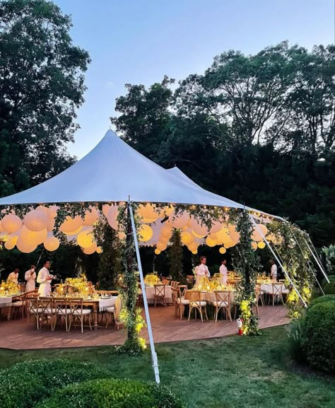 Outside Casual Wedding Ideas, Quick Backyard Wedding, Outdoor Reception Tent, Fall Wedding Tent Ideas, Backyard Wedding Garden Party, 20 Person Wedding Receptions, Garden Party Marquee, Engagement Party Venues, Summer Ball Decorations