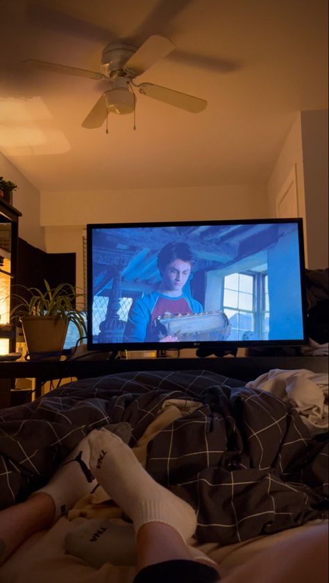 Couple Movie Night At Home Aesthetic, Movie Night Harry Potter, Movie At Home Date Night, Couple Movie Night At Home, Home Movie Date Aesthetic, Couple Chilling At Home, Movie At Home Aesthetic, Harry Potter Movie Night Aesthetic, Movie Night Snap