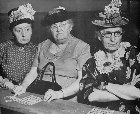 cool old ladies - Three Women, Photo Vintage, Old Lady, Jolie Photo, Old Age, Old People, Vintage Pictures, Pics Art, Vintage Photographs