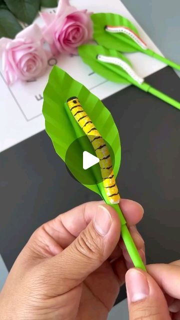 Moving Caterpillar, Paper Caterpillar, Activity For Family, Summer Arts And Crafts, Caterpillar Craft, Paper Folding Crafts, Tissue Paper Crafts, Nature Paper, Bug Crafts