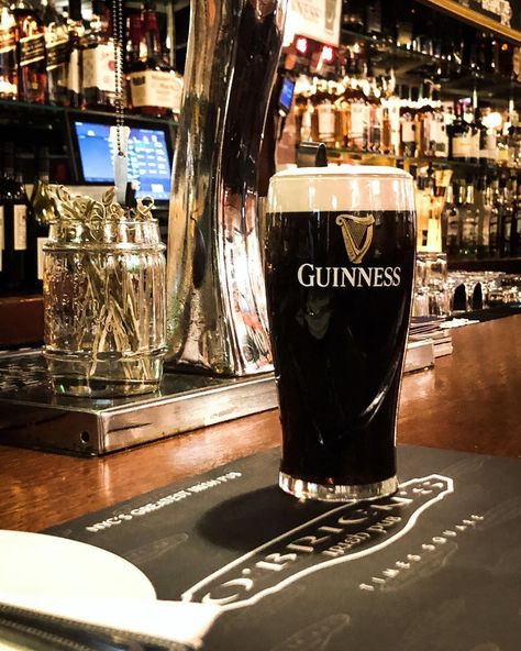 Guiness Beer Aesthetic, Pint Of Guinness, Guinness Draught, God Save The King, Irish Beer, Fun Aesthetic, Guinness Beer, Beer Art, My Bar