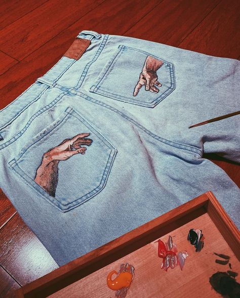 Fabric Painting On Clothes Ideas, Custom Jeans Paint, Painting Jeans Ideas, Painted Jean Jacket Ideas, Things To Paint On Jeans, Painting On Jeans Ideas, Custom Painted Clothes, Jean Painting Ideas, Custom Jeans Diy